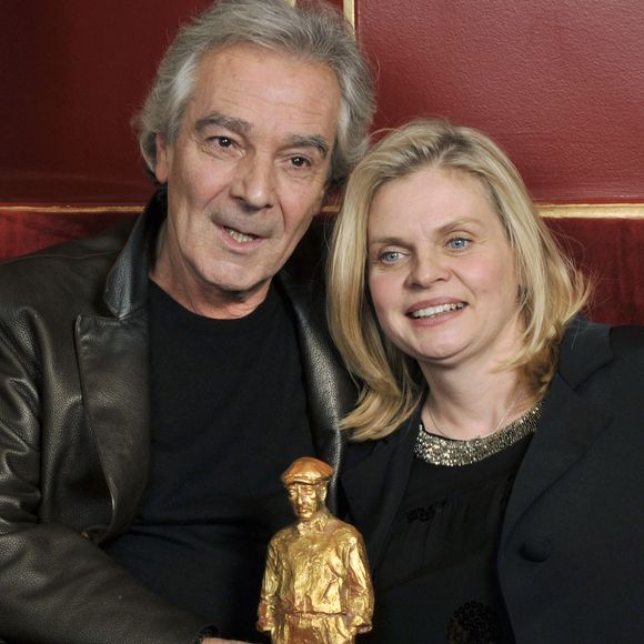 Les acteurs français Pierre Arditi et Isabelle Nanty (à droite) posent pour notre photographe après la cérémonie de remise des Prix Raimu, qui s'est tenue au Théâtre du Palais Royal, à Paris, France, le 15 décembre 2008. Photo par Christophe Guibbaud/ABACAPRESS.COM