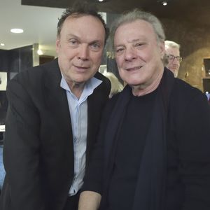Julien Lepers et Herbert Léonard lors de la remise des insignes de Chevalier de l'ordre des Arts et Lettres à la parolière Vline Buggy (Liliane Konyn) dans les locaux de la SACEM à Paris le 9 avril 2018 © Giancarlo Gorassini / Bestimage