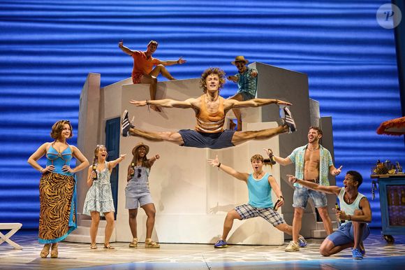 MAMMA MIA! fait son grand retour à Paris pour 15 représentations exceptionnelles en version originale anglaise, avec surtitres en français, du 9 au 20 avril 2025. 

Visuel de la comédie musicale "Mamma Mia!" de retour à La Seine musicale