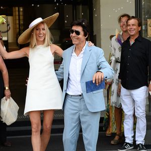 Jean-Luc Lahaye est à nouveau un homme marié

Les jeunes mariés, Jean-Luc Lahaye et sa femme Paola (Lahaye-Aubin) à la sortie de la mairie du 18ème arrondissement de Paris - J.L.Lahaye s'est marié en secondes noces avec sa compagne P.Aubin à la mairie du 18ème arrondissement de Paris. © Agence / Bestimage