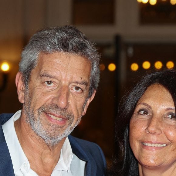 Papa de trois garçons, il est très attaché à ce lieu dans lequel il a pu se marier avec Nathalie, la mère de son petit dernier, né en 2011. 

Michel Cymes, Nathalie Cymes assistent au Gala de l'enfance 2023 à la Salle Gaveau à Paris le 19 juin 2023 à Paris, France. Photo by Nasser Berzane/ABACAPRESS.COM