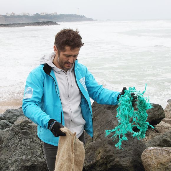 Au-delà du business, Tximista partage avec son père un engagement fort pour l'environnement, notamment comme investisseur chez Team for the Planet. De quoi rendre fier le champion.

L'ancien footballeur et présentateur télé Bixente Lizarazu nettoie les plages d'Anglet avec des écoliers en ouverture des journées nationales du nettoyage le 17 mars 2017.

© Patrick Bernard / Christophe de Prada / Bestimage