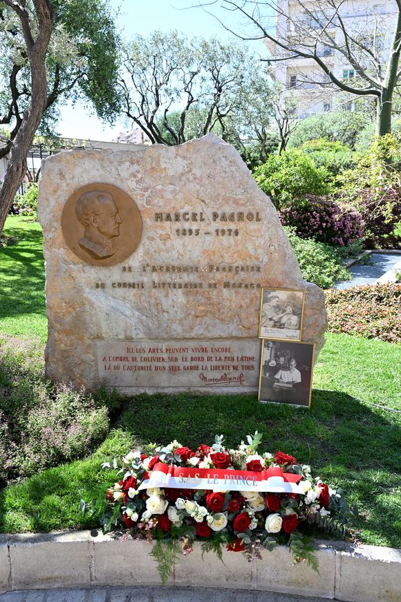 Le prince Albert II de Monaco a rendu hommage à Marcel Pagnol devant la stèle du square Marcel Pagnol des Jardins du Trocadéro, le 16 avril 2024, en compagnie de son petit fils, Nicolas Pagnol, commémorant ainsi les 50 ans de la disparition de cet homme de lettres. © Bruno Bebert / Bestimage