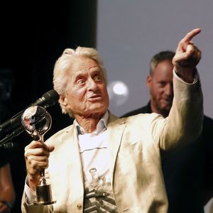 Michael Douglas présente une version restaurée de "Vol au-dessus d'un nid de coucou" (1975), dont il fut le producteur, lors du 59ème Festival International du Film de Karlovy Vary (République tchèque), le 5 juillet 2025. A cette occasion, il a reçu le Golden Crystal Globe Award pour l'ensemble de sa carrière. Action Press / Bestimage
