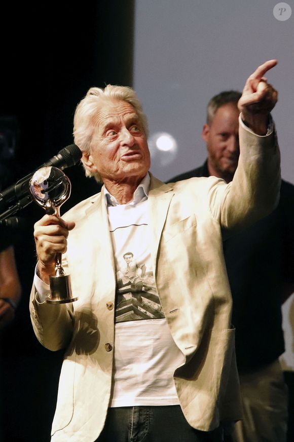 Michael Douglas présente une version restaurée de "Vol au-dessus d'un nid de coucou" (1975), dont il fut le producteur, lors du 59ème Festival International du Film de Karlovy Vary (République tchèque), le 5 juillet 2025. A cette occasion, il a reçu le Golden Crystal Globe Award pour l'ensemble de sa carrière. Action Press / Bestimage
