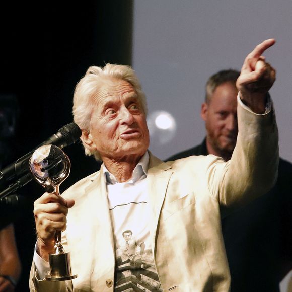 Michael Douglas présente une version restaurée de "Vol au-dessus d'un nid de coucou" (1975), dont il fut le producteur, lors du 59ème Festival International du Film de Karlovy Vary (République tchèque), le 5 juillet 2025. A cette occasion, il a reçu le Golden Crystal Globe Award pour l'ensemble de sa carrière. Action Press / Bestimage