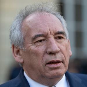 Cette minute de silence "a le sens d'une communion dans le deuil. Elle a le sens de la solidarité pour tous ceux qui sont dans l'épreuve", a déclaré François Bayrou

Le Premier ministre François Bayrou participe à Matignon à une minute de silence en hommage aux victimes du cyclone Chido à Mayotte le 23 décembre 2024.

© Eliot Blondet / Pool / Bestimage