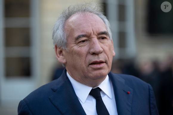 Cette minute de silence "a le sens d'une communion dans le deuil. Elle a le sens de la solidarité pour tous ceux qui sont dans l'épreuve", a déclaré François Bayrou

Le Premier ministre François Bayrou participe à Matignon à une minute de silence en hommage aux victimes du cyclone Chido à Mayotte le 23 décembre 2024.

© Eliot Blondet / Pool / Bestimage