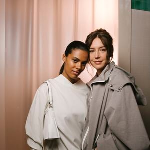 La jeune femme est une amie proche de l'actrice Adèle Exarchopoulos

Tina Kunakey et Adele Exarchopoulos au Front Row du défilé Lacoste Collection Femme Prêt-à-Porter Printemps/Eté 2026 lors de la Fashion Week de Paris (PFW), au Lycée Carnot, à Paris, France, le 5 octobre 2025.
© Sam Delpech/Bestimage