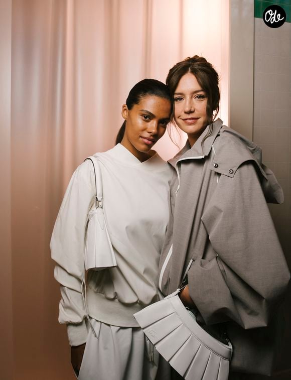 La jeune femme est une amie proche de l'actrice Adèle Exarchopoulos

Tina Kunakey et Adele Exarchopoulos au Front Row du défilé Lacoste Collection Femme Prêt-à-Porter Printemps/Eté 2026 lors de la Fashion Week de Paris (PFW), au Lycée Carnot, à Paris, France, le 5 octobre 2025.
© Sam Delpech/Bestimage