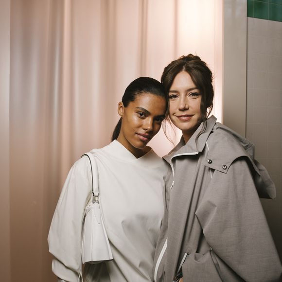 La jeune femme est une amie proche de l'actrice Adèle Exarchopoulos

Tina Kunakey et Adele Exarchopoulos au Front Row du défilé Lacoste Collection Femme Prêt-à-Porter Printemps/Eté 2026 lors de la Fashion Week de Paris (PFW), au Lycée Carnot, à Paris, France, le 5 octobre 2025.
© Sam Delpech/Bestimage