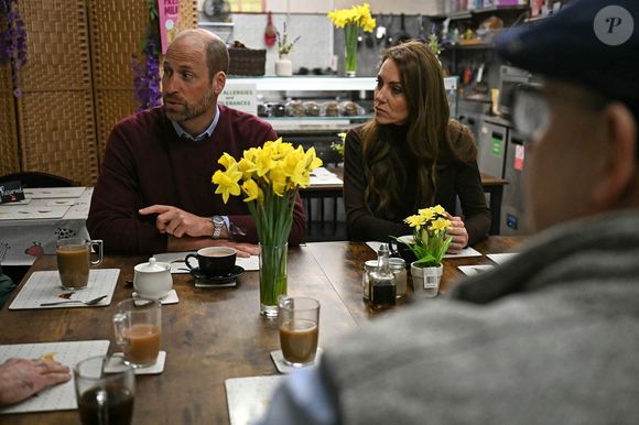 Le prince William, prince de Galles, et Catherine (Kate) Middleton, princesse de Galles, préparent des gâteaux gallois au Welsh Cake Shop à Pontypridd, le 26 février 2025. 
Julien Burton / Bestimage