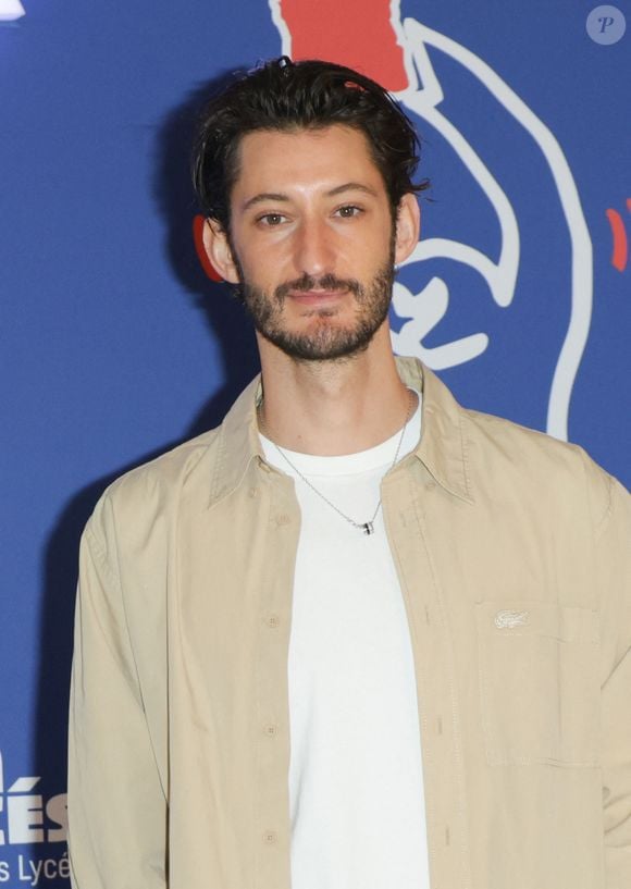 Pierre Niney - Le "César des Lycéens 2025" a été remis, au sein du Grand Amphithéâtre de la Sorbonne, au film "Le Comte de Monte-Cristo" réalisé par M. Delaporte et A. de La Patellière, produit par D. Rassam et J. Seydoux, Paris le 26 mars 2025.
Devant 740 élèves de terminale représentant les 118 lycées généraux, technologiques et professionnels ayant participé au vote, D. Rassam et J. Seydoux. ont reçu la statuette des mains de deux lycéens, entourés d'E. Borne, ministre d'État, ministre de l'Éducation nationale, de l'Enseignement supérieur et de la Recherche, et de PP. Sobelman, président de l'Académie des César.
© Coadic Guirec/Bestimage