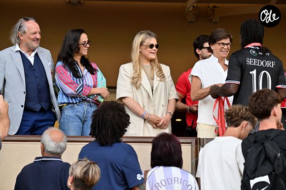 Jean-Marc Goiran (vice-président des Barbagiuans), Pauline Ducruet, Camille Gottlieb et la princesse Stéphanie de Monaco lors du match de football caritatif au stade Louis II de Monaco opposant les Barbagiuans aux pilotes de l'équipe Nazionale Piloti dans le cadre de la "Racing Stars Football Cup" le 3 juin 2026.
Depuis 35 ans, des pilotes automobiles participent chaque année à un match de football caritatif organisé à Monaco. Ce " match des pilotes " a accueilli tous les plus grands de la Formule 1, y compris Michael Schumacher. En 2025, une nouvelle mouture a vu le jour, la Racing Stars Football Cup, sous la houlette de Louis Ducruet, le fils de la princesse Stéphanie. Ce 3 juin 2026, avait lieu la deuxième édition de l'événement caritatif, organisé au profit de deux associations.
Les fonds récoltés lors de l'événement seront reversés à deux associations. La première est " Mercy Ships ", qui déploie des navires-hôpitaux afin d'offrir des soins chirurgicaux gratuits en Afrique. La seconde association est " Les Soins de l'espoir ", qui est engagée auprès d'enfants et d'adultes défavorisés en Asie du Sud-Est, notamment au Vietnam.
Les Barbagiuans ont remporté le match 6 - 2

© Bruno Bebert / Bestimage
