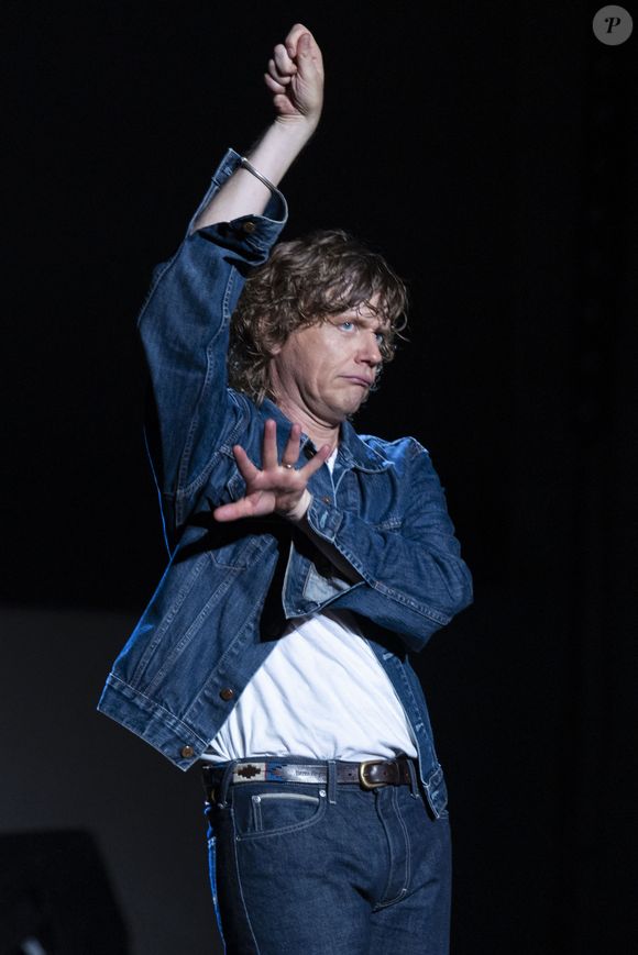 Exclusif - Alex Lutz  dans son spectacle "Sexe, Grog et Rocking Chair" au théâtre de Verdure lors du 41ème Festival de Ramatuelle, le 5 aout 2025. © Cyril Bruneau / Festival de Ramatuelle / Bestimage