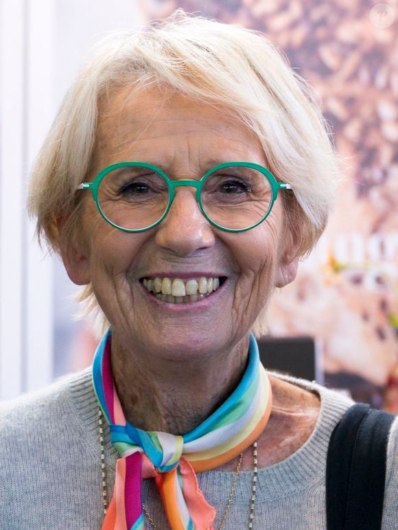 Et surprise, Mercotte sera de la partie ! En effet, après avoir raccroché son tablier, elle reprendra du service en tant que juge pour ces deux numéros exceptionnels, toujours aux côtés de Cyril Lignac.

Jacqueline Pin, épouse Mercorelli, dite Mercotte de passage sur le sirha 2021 fait des selfies avec ses admiratrices, le 26 Septembre 2021 à Lyon, France. © Sandrine Thesillat / Panoramic / Bestimage