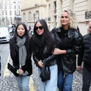 Laeticia Hallyday, ses filles Joy et Jade lors de l'inauguration d'une plaque commémorative en hommage à Johnny Hallyday devant l'immeuble où le chanteur français a grandi dans le 9ème arrondissement de Paris, France, le 22 décembre 2023. © Dominique Jacovides/Bestimage