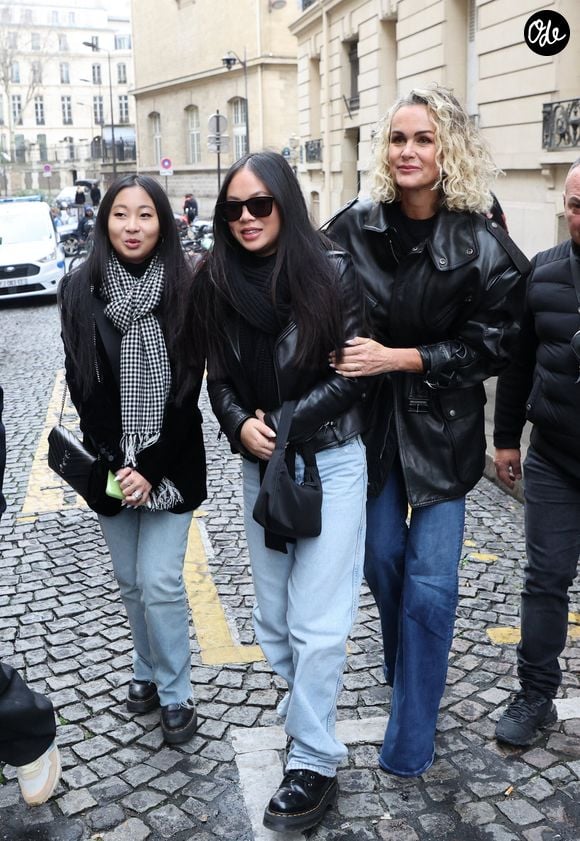 Laeticia Hallyday, ses filles Joy et Jade lors de l'inauguration d'une plaque commémorative en hommage à Johnny Hallyday devant l'immeuble où le chanteur français a grandi dans le 9ème arrondissement de Paris, France, le 22 décembre 2023. © Dominique Jacovides/Bestimage