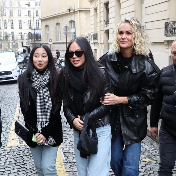 Laeticia Hallyday, ses filles Joy et Jade lors de l'inauguration d'une plaque commémorative en hommage à Johnny Hallyday devant l'immeuble où le chanteur français a grandi dans le 9ème arrondissement de Paris, France, le 22 décembre 2023. © Dominique Jacovides/Bestimage