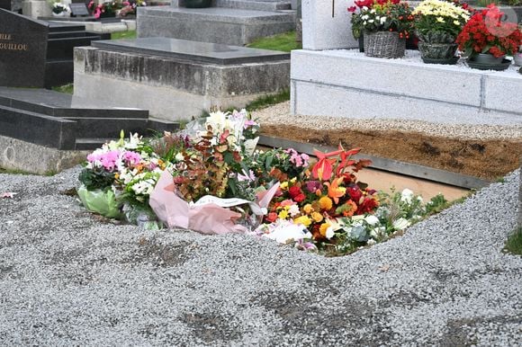 Illustration de la tombe - Obsèques de Tcheky Karyo (décédé le 31 octobre 2025 à l'âge de 72 ans) au cimetière de Concarneau dans la plus stricte intimité le 5 novembre 2025. © AGENCE / BESTIMAGE