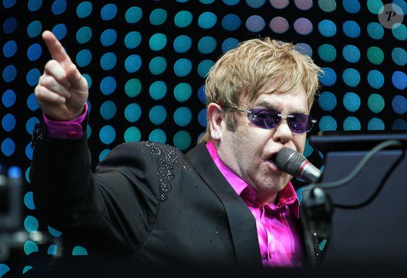 Âgé de 78 ans, le chanteur avait contracté une infection oculaire l'été 2024, qui lui avait laissé des séquelles.

Le 9 juin 2012, Chesterfield, Angleterre, Royaume-Uni : Sir ELTON JOHN en concert au Proact Stadium, Derbyshire. (Crédit image : © Glenn Ashley/ZUMA Press Wire)