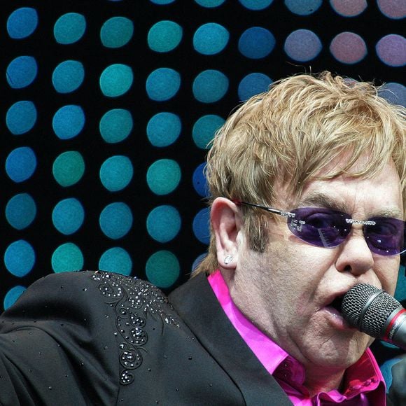 Âgé de 78 ans, le chanteur avait contracté une infection oculaire l'été 2024, qui lui avait laissé des séquelles.

Le 9 juin 2012, Chesterfield, Angleterre, Royaume-Uni : Sir ELTON JOHN en concert au Proact Stadium, Derbyshire. (Crédit image : © Glenn Ashley/ZUMA Press Wire)