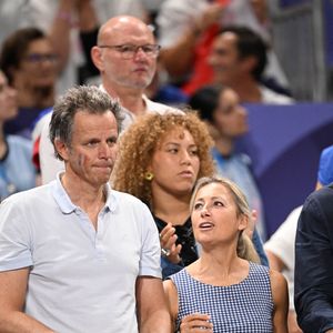 Anne-Sophie Lapix et son mari Arthur Sadoun dans les tribunes de la finale Hommes "France vs Pologne" de volley-ball lors des Jeux Olympiques Paris 2024. Le 10 août 2024
© P.Perusseau-D.Jacovides / Bestimage