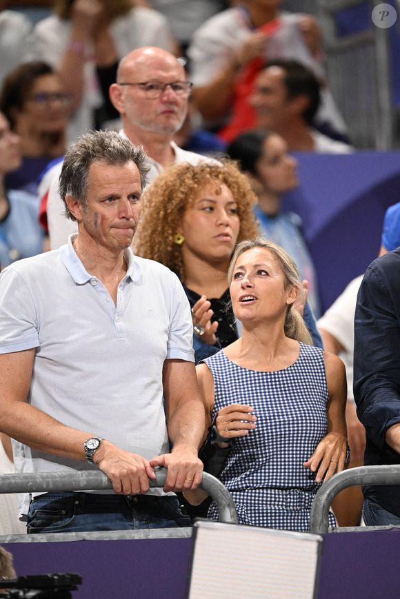 Anne-Sophie Lapix et son mari Arthur Sadoun dans les tribunes de la finale Hommes "France vs Pologne" de volley-ball lors des Jeux Olympiques Paris 2024. Le 10 août 2024
© P.Perusseau-D.Jacovides / Bestimage