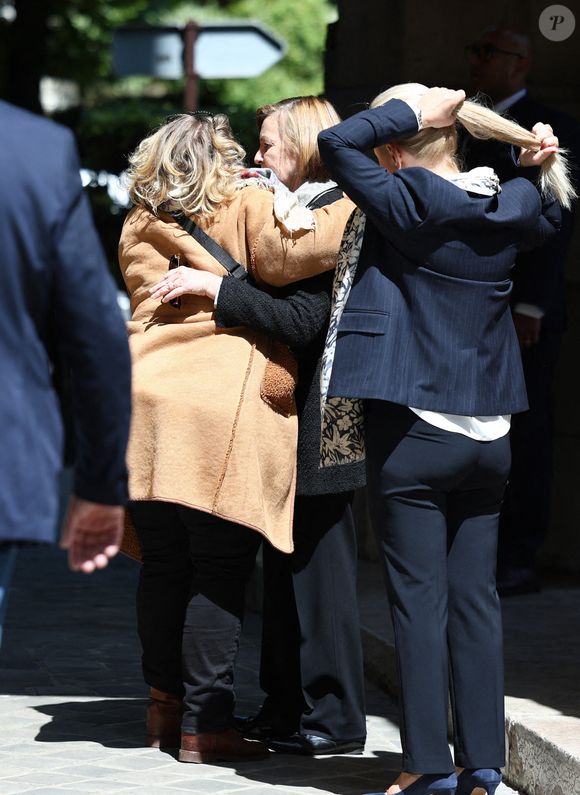 Des invités assistent à la cérémonie d'enterrement de Daniel Bilalian à l'église Saint-Pierre de Neuilly-sur-Seine, près de Paris, France, le 22 mai 2025. Le journaliste, présentateur et animateur de télévision français Daniel Bilalian est décédé le 14 mai 2025 à l'âge de 78 ans. Photo par Raphael Lafargue/ABACAPRESS.COM