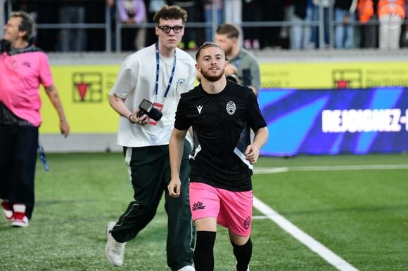 Michou - Célébrités lors du match de gala caritatif entre l’équipe de Nico Capone et celle de Redouane Bougheraba au profit des fondations Théodora et Terres d’espoir en faveur des enfants hospitalisés et des personnes en difficulté au stade de la Tuiliere  à Lausanne en Suisse le 6 Septembre 2025. © Romain Doucelin/Bestimage