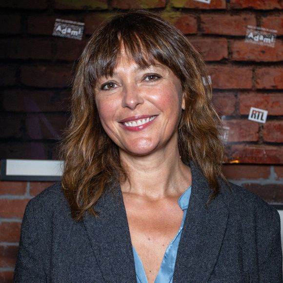 Sandrine Quetier lors du Photocall pour et avec la pièce : "Tout va male ?" d'Alex Goude et Jean-Jacques Thibaud. (d'Alex Goude et Jean-Jacques Thibaud, Paris, France. Photo par Franck Derouda/ABACAPRESS.COM