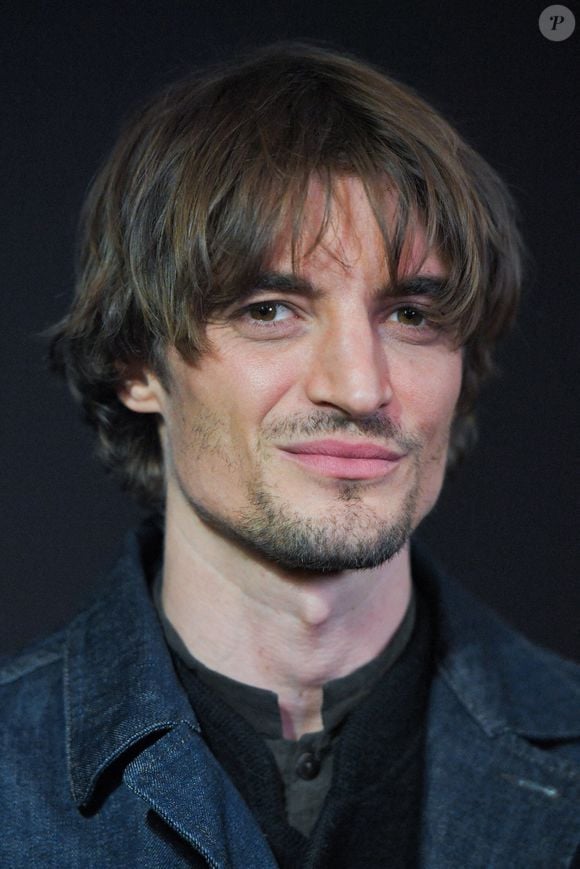 Il affiche depuis peu une coiffure lisse qu'on lui connaît peu
Niels Schneider assiste au Prix André Bazin Cahiers Du Cinéma à La Coupole à Paris, France, le 12 décembre 2024. Photo par Aurore Marechal/ABACAPRESS.COM