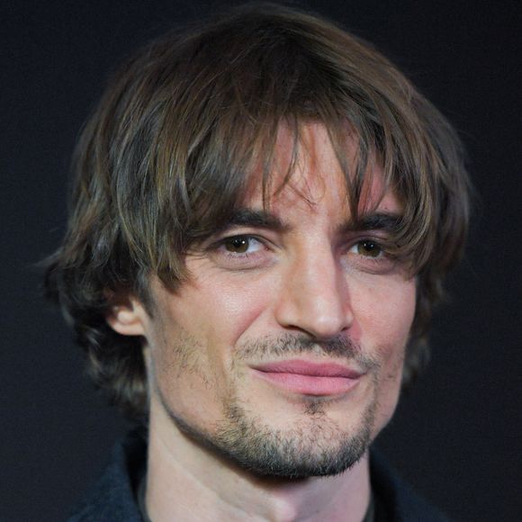 Il affiche depuis peu une coiffure lisse qu'on lui connaît peu
Niels Schneider assiste au Prix André Bazin Cahiers Du Cinéma à La Coupole à Paris, France, le 12 décembre 2024. Photo par Aurore Marechal/ABACAPRESS.COM