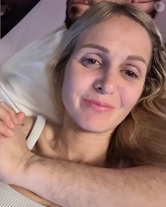 Un soulagement pour celle qui a refait sa vie avec un nouveau compagnon.

Ambre Dol, révélée par l'émission de TF1 "Familles nombreuses : la vie en XXL", partage son quotidien sur son compte Instagram.

Capture d'écran du compte Instagram d'Ambre Dol @Ambrefamily