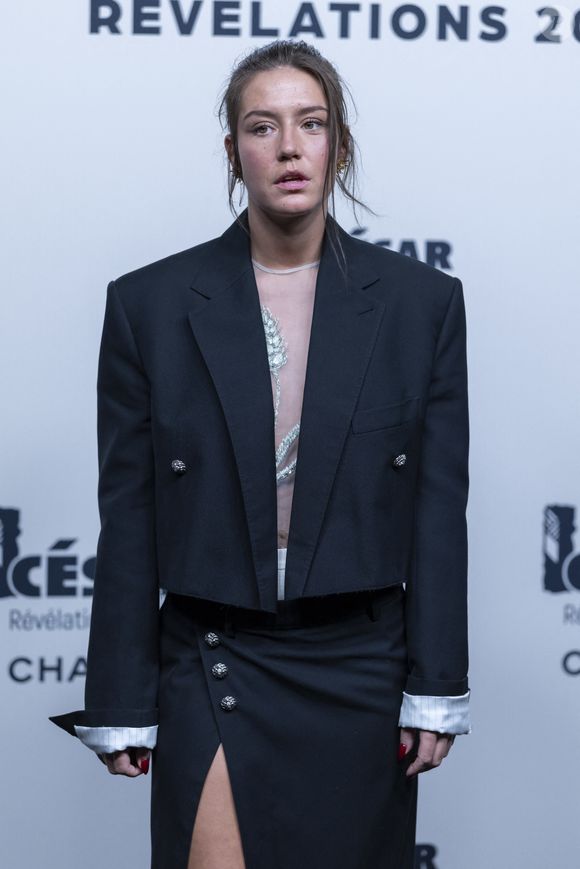 Le couple, désormais officiellement uni, affiche une relation assumée.

Adèle Exarchopoulos - Photocall du dîner des Révélations César 2026 à l'Elysée Montmartre à Paris, France, le 19 janvier 2026. © Olivier Borde / Bestimage