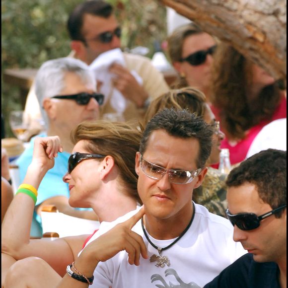 Une équipe médicale serait présente en permanence, assurant une surveillance constante, un service dont le coût s’élèverait à plusieurs dizaines de milliers d'euros par semaine.

Exclusif - Michael Schumacher, Jean Todt et son fils à Saint-Tropez. RACHID BELLAK / BESTIMAGE