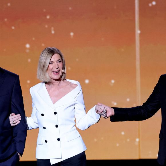 Exclusif - Kad Merad, Michele Laroque et Nikos Aliagas lors de l'enregistrement de l'émission "La chanson secrète N°14", présentée par N.Aliagas et diffusée le 26 décembre sur TF1, consacrée à Michele Laroque et Kad Merad à Paris le 9 décembre 2025. © Jacovides-Moreau/Bestimage