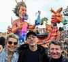 Gad Elmaleh a ouvert le premier corso carnavalesque en journée, en compagnie de Christian Estrosi, le maire de Nice, Laura Tenoudji Estrosi, leur fille Bianca, et Graig Monetti, l'adjoint au maire en charge de l'événementiel, durant la 140eme édition du Carnaval de Nice "Roi des Oceans" à Nice, le 23 février 2025.
Le Carnaval se déroule du 12 février au 2 mars 2025. Le Carnaval de Nice 2025 "Roi des Océans", est un préambule au rendez-vous mondial, que sera le Sommet des Océans qui se tiendra en juin 2025 dans la capitale azuréenne. Le Carnaval transmet des messages forts tels que la prise de conscience collective du réchauffement de la planète et du dérèglement climatique, à travers la satire, l'ironie et la féerie, qui forment l'ADN de cet événement. Il est le 1er carnaval de France et l'un des plus célèbres du monde, avec ceux de Rio et de Venise, attirant chaque année des dizaines de milliers de spectateurs. Gad Elmaleh est souvent à Nice, car il a un projet de Festival d'Humour dont il serait le directeur artistique et qui devrait se dérouler à Nice en octobre 2025. Jubil, est le nom provisoire du festival qui est créé avec Grégoire Furrer, qui est à la tête du Montreux Comedy Festival. © Bruno Bebert / Bestimage