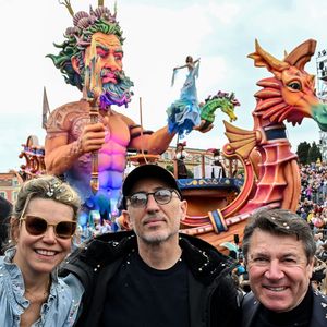 Gad Elmaleh a ouvert le premier corso carnavalesque en journée, en compagnie de Christian Estrosi, le maire de Nice, Laura Tenoudji Estrosi, leur fille Bianca, et Graig Monetti, l'adjoint au maire en charge de l'événementiel, durant la 140eme édition du Carnaval de Nice "Roi des Oceans" à Nice, le 23 février 2025.
Le Carnaval se déroule du 12 février au 2 mars 2025. Le Carnaval de Nice 2025 "Roi des Océans", est un préambule au rendez-vous mondial, que sera le Sommet des Océans qui se tiendra en juin 2025 dans la capitale azuréenne. Le Carnaval transmet des messages forts tels que la prise de conscience collective du réchauffement de la planète et du dérèglement climatique, à travers la satire, l'ironie et la féerie, qui forment l'ADN de cet événement. Il est le 1er carnaval de France et l'un des plus célèbres du monde, avec ceux de Rio et de Venise, attirant chaque année des dizaines de milliers de spectateurs.  Gad Elmaleh est souvent à Nice, car il a un projet de Festival d'Humour dont il serait le directeur artistique et qui devrait se dérouler à Nice en octobre 2025. Jubil, est le nom provisoire du festival qui est créé avec Grégoire Furrer, qui est à la tête du Montreux Comedy Festival. © Bruno Bebert / Bestimage