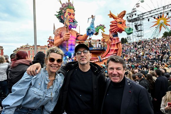 Gad Elmaleh a ouvert le premier corso carnavalesque en journée, en compagnie de Christian Estrosi, le maire de Nice, Laura Tenoudji Estrosi, leur fille Bianca, et Graig Monetti, l'adjoint au maire en charge de l'événementiel, durant la 140eme édition du Carnaval de Nice "Roi des Oceans" à Nice, le 23 février 2025.
Le Carnaval se déroule du 12 février au 2 mars 2025. Le Carnaval de Nice 2025 "Roi des Océans", est un préambule au rendez-vous mondial, que sera le Sommet des Océans qui se tiendra en juin 2025 dans la capitale azuréenne. Le Carnaval transmet des messages forts tels que la prise de conscience collective du réchauffement de la planète et du dérèglement climatique, à travers la satire, l'ironie et la féerie, qui forment l'ADN de cet événement. Il est le 1er carnaval de France et l'un des plus célèbres du monde, avec ceux de Rio et de Venise, attirant chaque année des dizaines de milliers de spectateurs.  Gad Elmaleh est souvent à Nice, car il a un projet de Festival d'Humour dont il serait le directeur artistique et qui devrait se dérouler à Nice en octobre 2025. Jubil, est le nom provisoire du festival qui est créé avec Grégoire Furrer, qui est à la tête du Montreux Comedy Festival. © Bruno Bebert / Bestimage