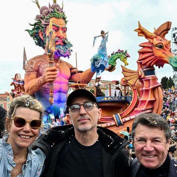Gad Elmaleh a ouvert le premier corso carnavalesque en journée, en compagnie de Christian Estrosi, le maire de Nice, Laura Tenoudji Estrosi, leur fille Bianca, et Graig Monetti, l'adjoint au maire en charge de l'événementiel, durant la 140eme édition du Carnaval de Nice "Roi des Oceans" à Nice, le 23 février 2025.
Le Carnaval se déroule du 12 février au 2 mars 2025. Le Carnaval de Nice 2025 "Roi des Océans", est un préambule au rendez-vous mondial, que sera le Sommet des Océans qui se tiendra en juin 2025 dans la capitale azuréenne. Le Carnaval transmet des messages forts tels que la prise de conscience collective du réchauffement de la planète et du dérèglement climatique, à travers la satire, l'ironie et la féerie, qui forment l'ADN de cet événement. Il est le 1er carnaval de France et l'un des plus célèbres du monde, avec ceux de Rio et de Venise, attirant chaque année des dizaines de milliers de spectateurs.  Gad Elmaleh est souvent à Nice, car il a un projet de Festival d'Humour dont il serait le directeur artistique et qui devrait se dérouler à Nice en octobre 2025. Jubil, est le nom provisoire du festival qui est créé avec Grégoire Furrer, qui est à la tête du Montreux Comedy Festival. © Bruno Bebert / Bestimage