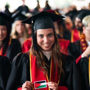 L-R : Jameel Thermiotis, la reine Rania de Jordanie, sa fille la princesse Salma, le roi Abdullah II et la princesse Iman, assistent à la cérémonie de remise des diplômes à l'Université de Californie du Sud, à Los Angeles, États-Unis d'Amérique, le 12 mai 2023. Photo by Balkis Press/ABACAPRESS.COM