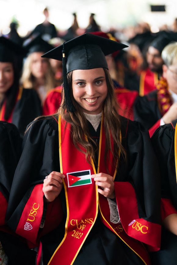 L-R : Jameel Thermiotis, la reine Rania de Jordanie, sa fille la princesse Salma, le roi Abdullah II et la princesse Iman, assistent à la cérémonie de remise des diplômes à l'Université de Californie du Sud, à Los Angeles, États-Unis d'Amérique, le 12 mai 2023. Photo by Balkis Press/ABACAPRESS.COM