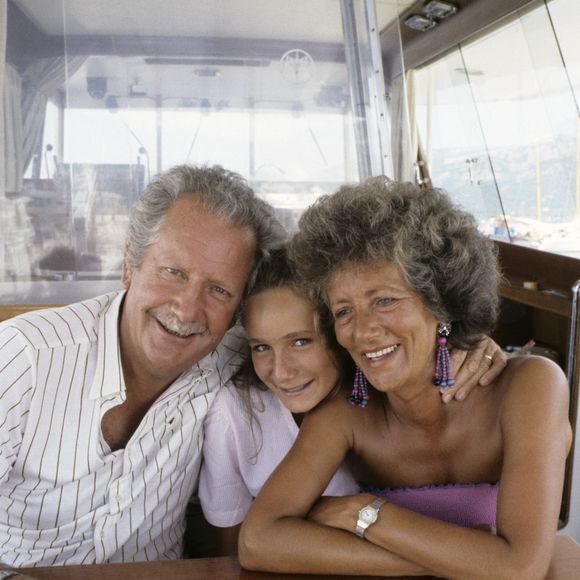 Dans "Paris Match", la victime, Maria Pia, a tenu à relativiser la situation... "Mon fils m'aime, il n'aurait jamais voulu me faire du mal ! (...) Ce que j'ai vécu mercredi, ce n'est rien, par rapport à nos 18 années de relations fantastiques."

Pierre Bellemare en vacances avec sa femme et sa fille Maria-Pia à Porto-Vecchio le 8 août 1984 (Archives). Jean Lenoir via Bestimage