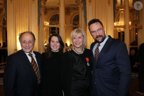Chantal Ladesou apprécie de recevoir ses enfants, sa fille Clémence et son fils Julien, ainsi que leurs petits dans ce refuge varois...

Chantal Ladesou, son mari Michel Ansault et leurs enfants Clémence et Julien au ministère de la Culture à Paris le 2 février 2026. Crédit Philippe Baldini / Bestimage