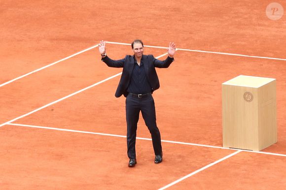 Le 25 mai 2025, c'est le public de Roland-Garros, où le tennisman espagnol a triomphé 14 fois, qui lui rendait un vibrant hommage, au cours d'une cérémonie qui aura marqué l'histoire du tournoi.

Hommage à Rafael Nadal et à ses 14 victoires sur la terre battue de Roland Garros, le 25 mai 2025. © Bertrand Rindoff / Bestimage