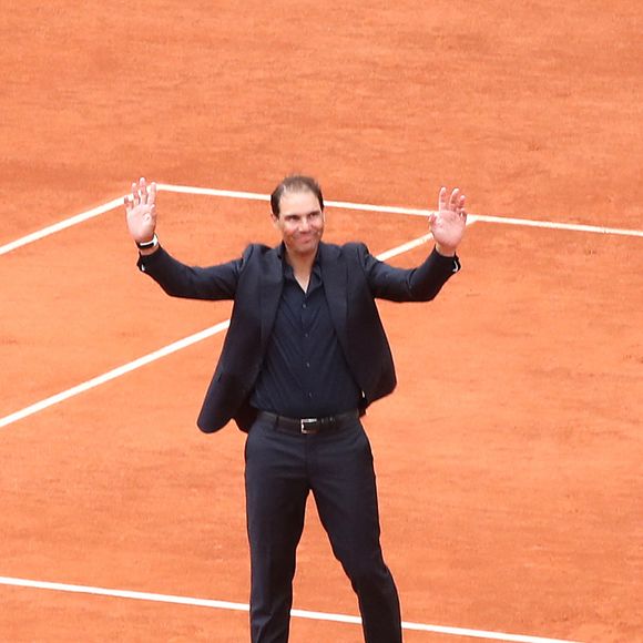 Le 25 mai 2025, c'est le public de Roland-Garros, où le tennisman espagnol a triomphé 14 fois, qui lui rendait un vibrant hommage, au cours d'une cérémonie qui aura marqué l'histoire du tournoi.

Hommage à Rafael Nadal et à ses 14 victoires sur la terre battue de Roland Garros, le 25 mai 2025. © Bertrand Rindoff / Bestimage