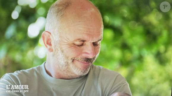 En effet, il n'est pas fermé à une relation libertine. Mais aussi décomplexé et résolument moderne qu'il soit, le plus important pour lui est de toujours avoir une base solide en amour !
Pierrick, agriculteur de L'amour est dans le pré 2025. M6