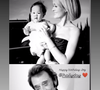 On l'aperçoit encore bébé dans les bras de sa mère, Lætitia Hallyday.

Capture d'écran de la story Instagram de Læticia Hallyday.