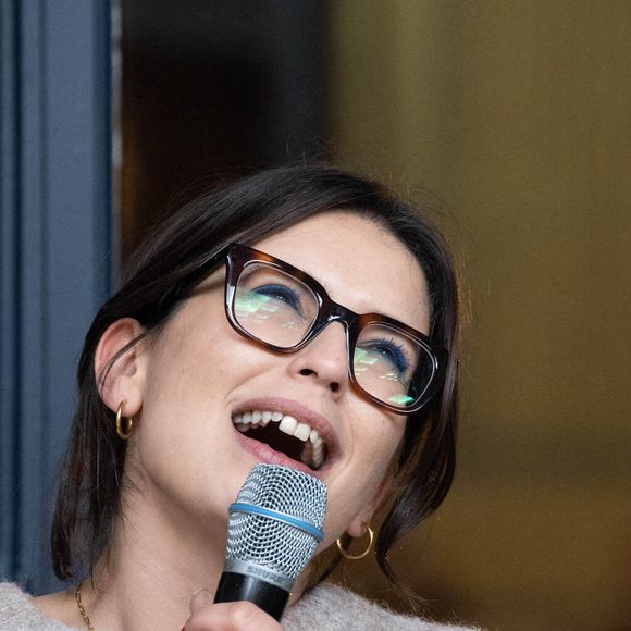 Un bref moment de répit avant de se remettre en scène pour la tournée.

Lucie Bernardoni participe au festival du livre 'Des Livres, Des Artistes' à la Maison de la Chimie le 01 décembre 2024 à Paris, France. Photo par Nasser Berzane/ABACAPRESS.COM